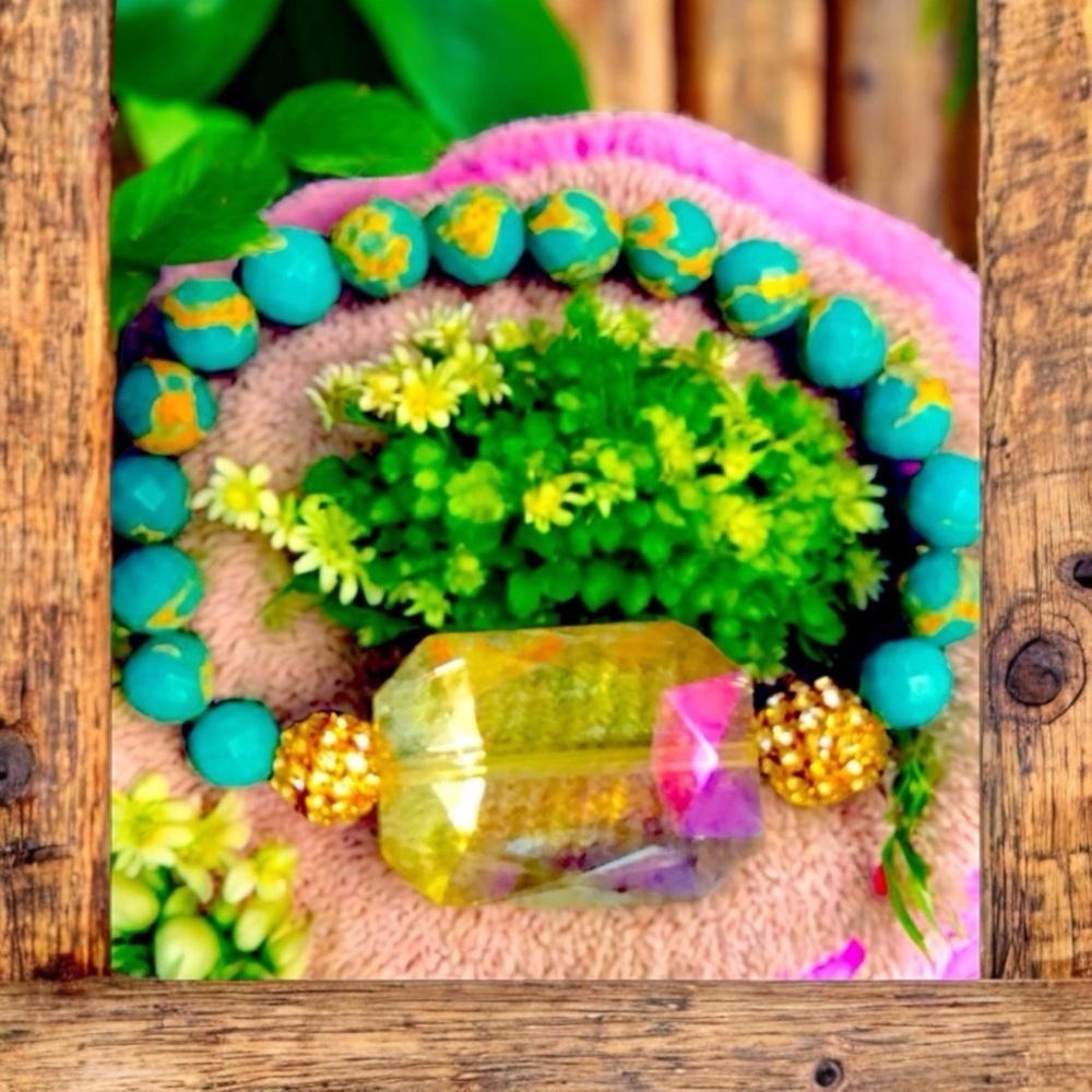 Elegant Turquoise and Gold Beaded Bracelet - Picture 2 of 2